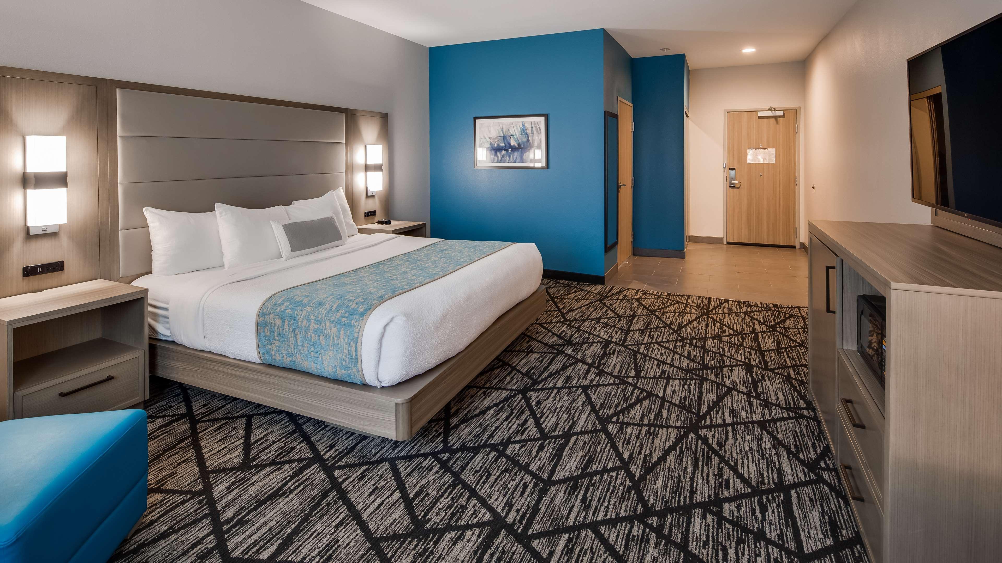 Hotel Western Mid County